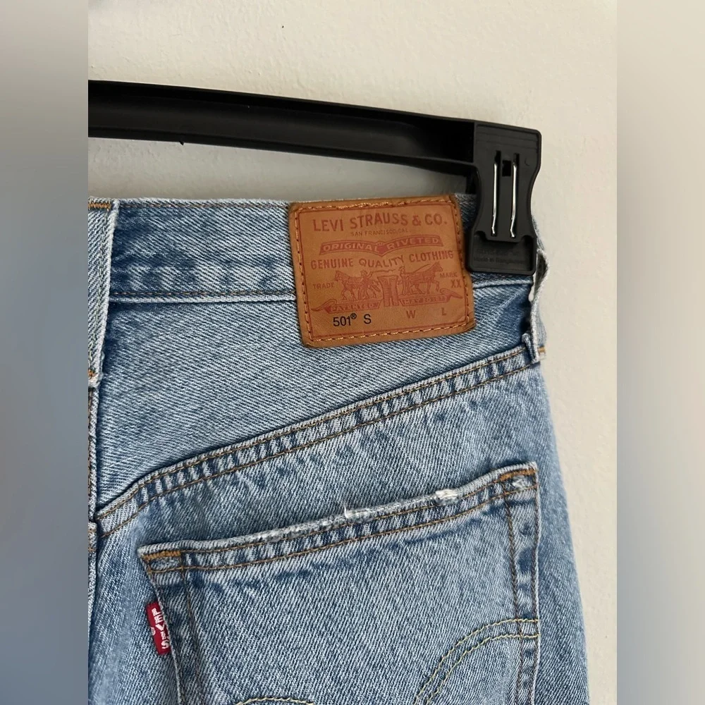 Levi’s 501 Skinny Jeans Women’s Size W24 L28 Light Blue Distressed Button Fly